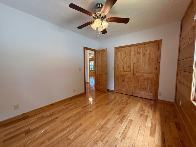 Building Photo - 1404 Maple Ln