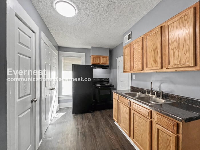 Building Photo - 749 Bey St