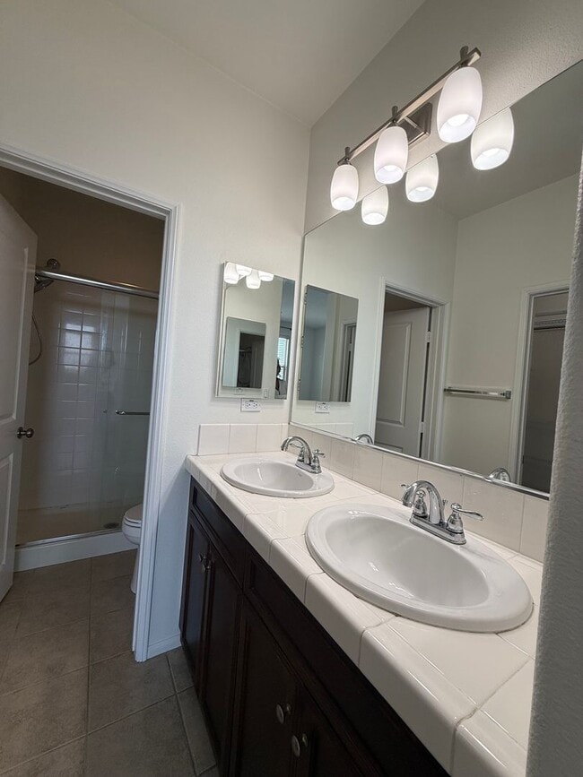 Building Photo - 2 Bedroom, 2.5 Bath Tri-level townhouse in Signal Hill