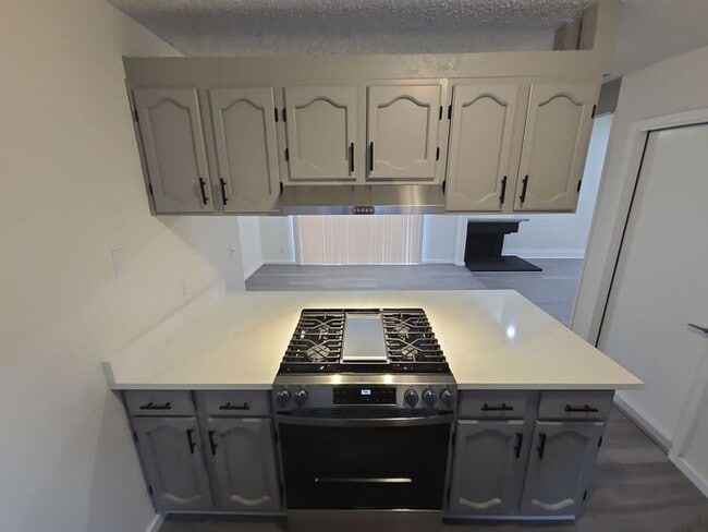 Building Photo - **Newly Updated 2 Bed Home with Spacious B...