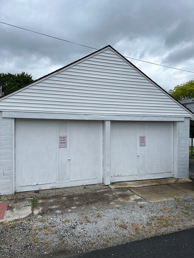 Building Photo - 194 Circular St