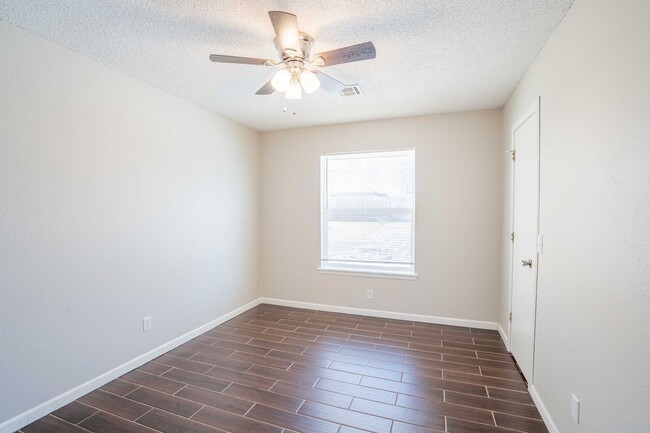 Building Photo - 3 BED 1 BATH! Schedule a tour today!