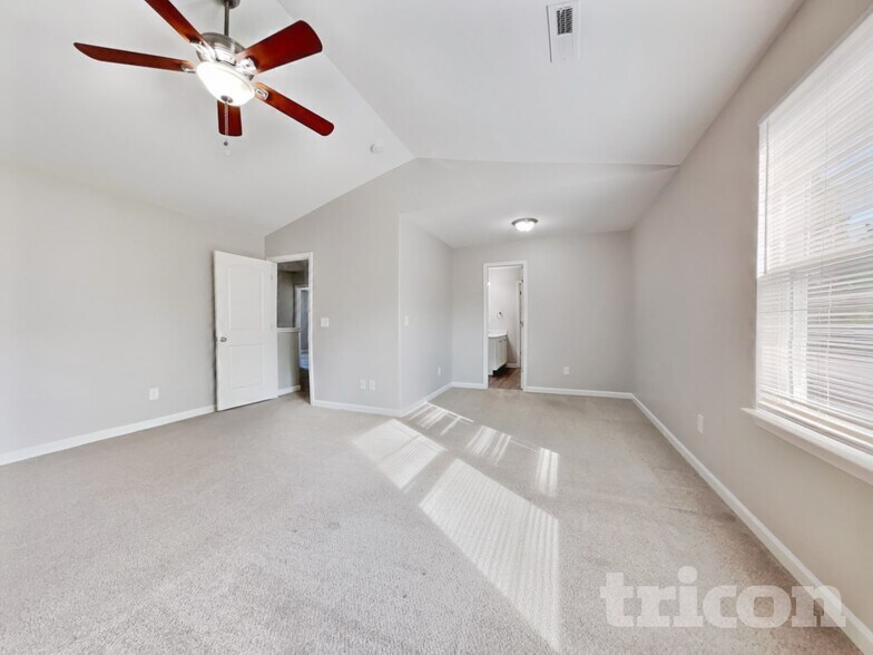 Building Photo - 1925 Buffalo Way