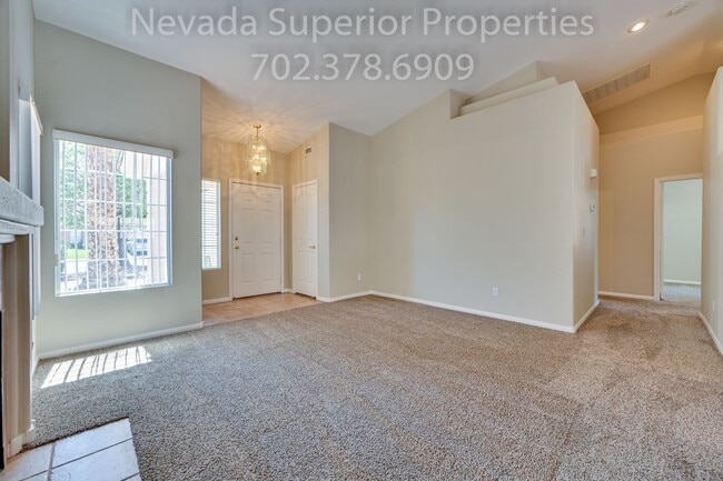 Building Photo - SE Single Story 3 Bedroom Home!!! Low Main...