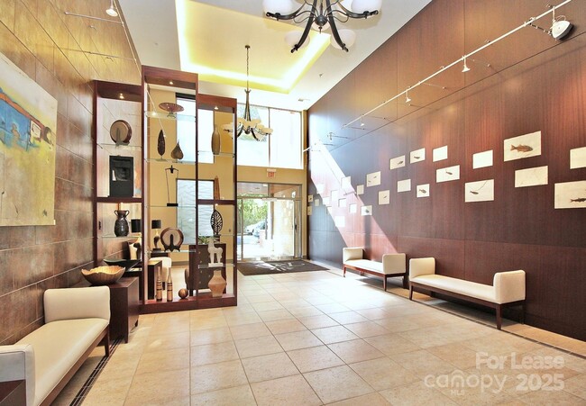 Building Photo - 701 Royal Ct