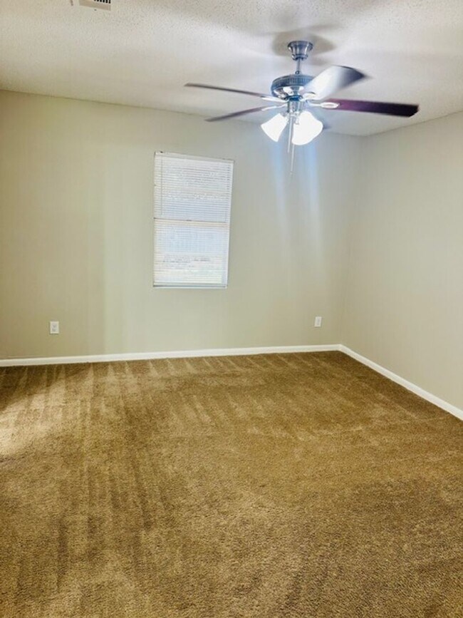 Building Photo - ** 5 Bed 2 Bath located in County Downs** ...
