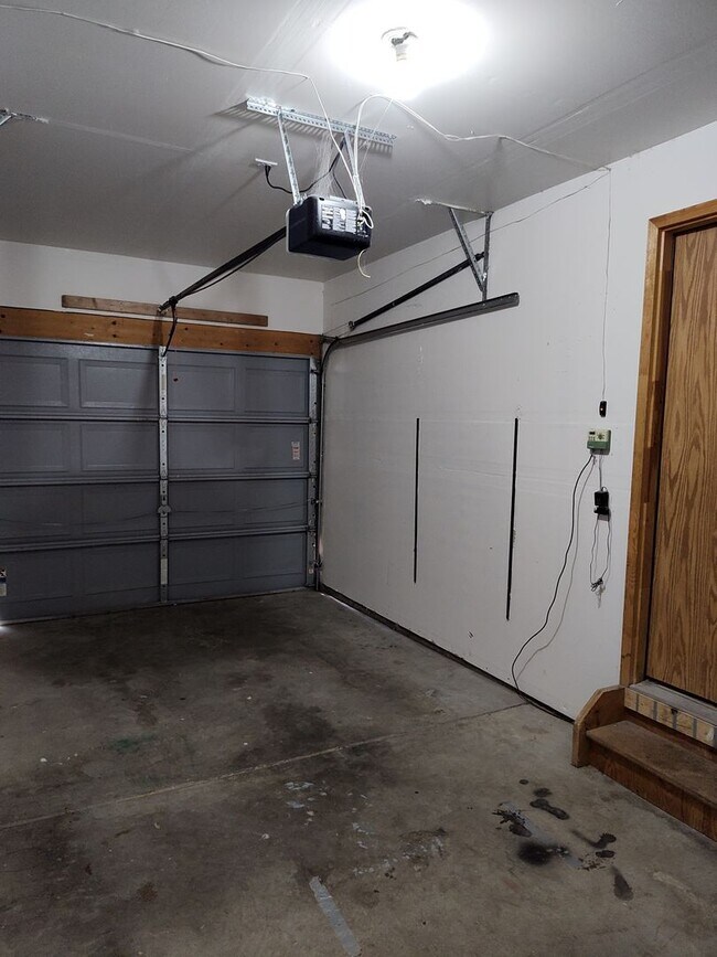 Building Photo - ALL PROSPECTIVE TENANTS MUST SUBMIT A $58 NON-REFUNDABLE APPLICATION FEE PER APPLICANT ONLINE AND...