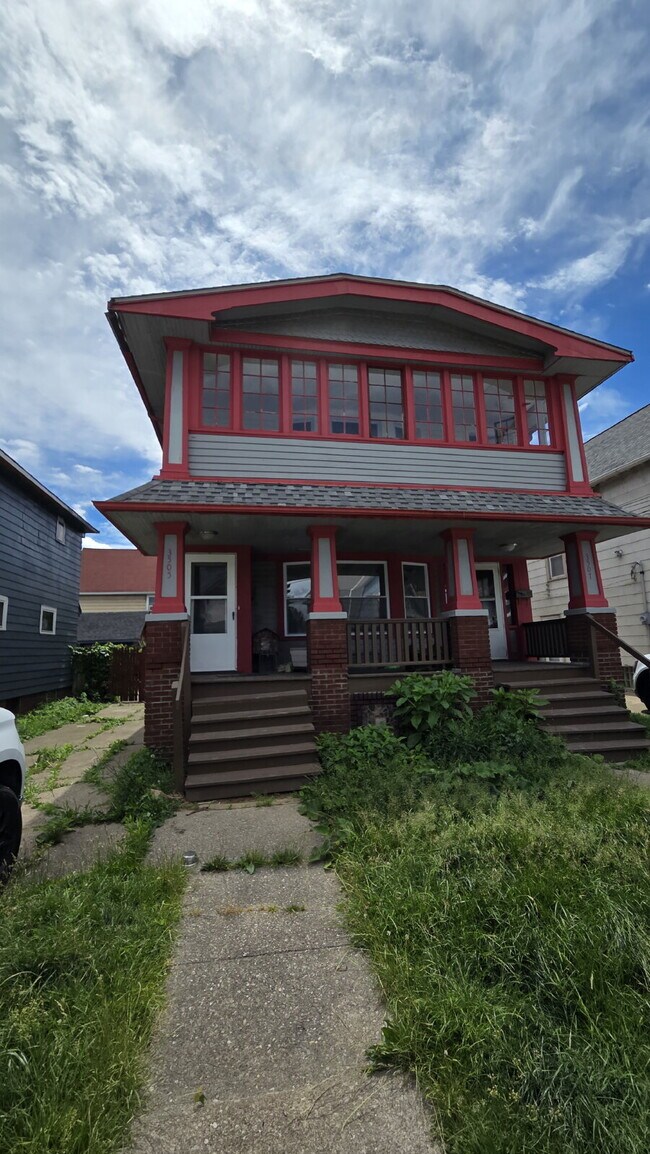 Building Photo - Bright & Airy 2-Bedroom Upper Unit