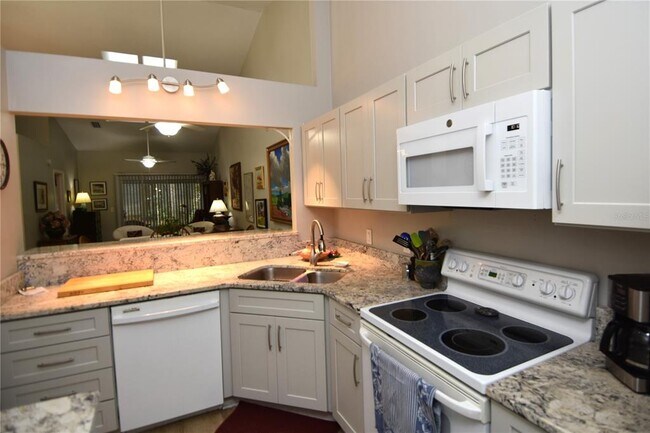Building Photo - 4941 SW 10th Ln