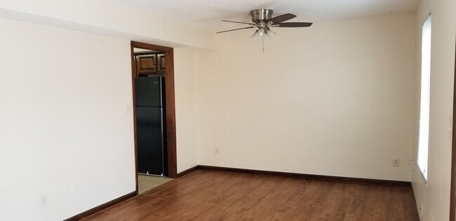 Building Photo - Huge 3 bedroom 2.5 bath town home with a 2 car garage.