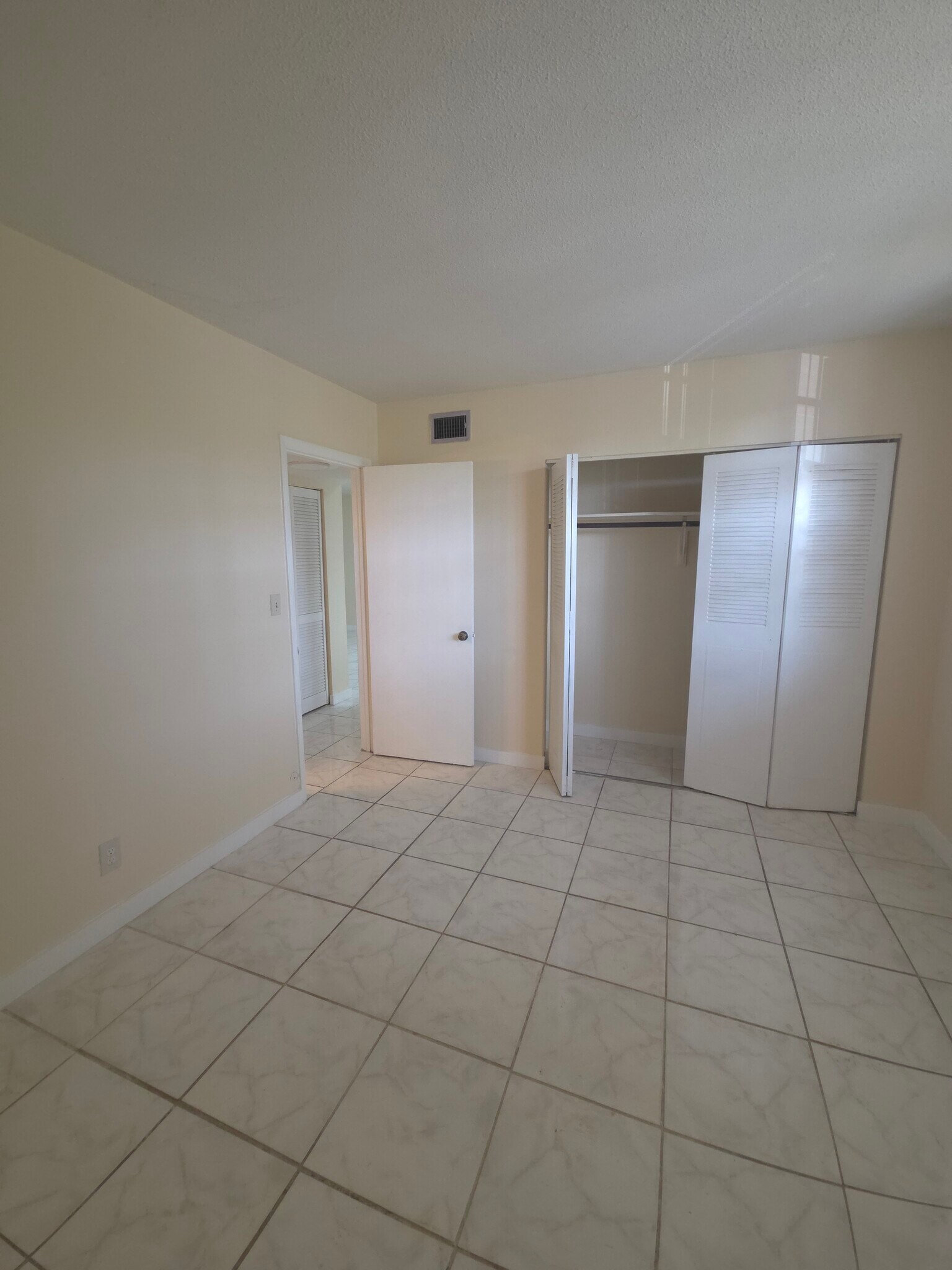 Building Photo - 5335 NW 10th Ct