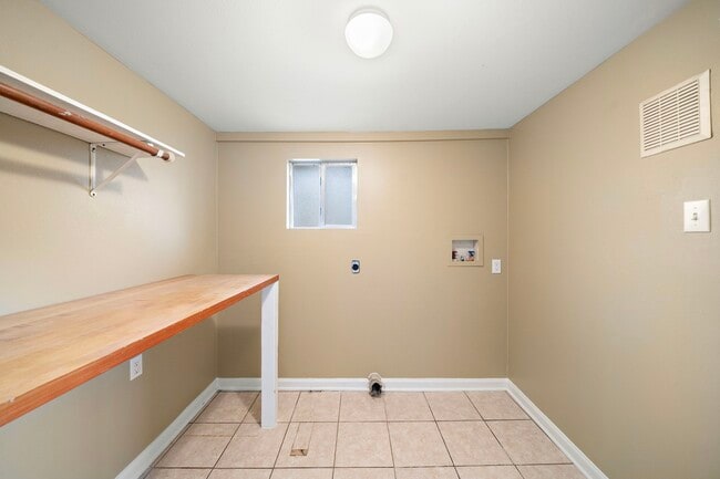 Building Photo - 6523 Underhill St