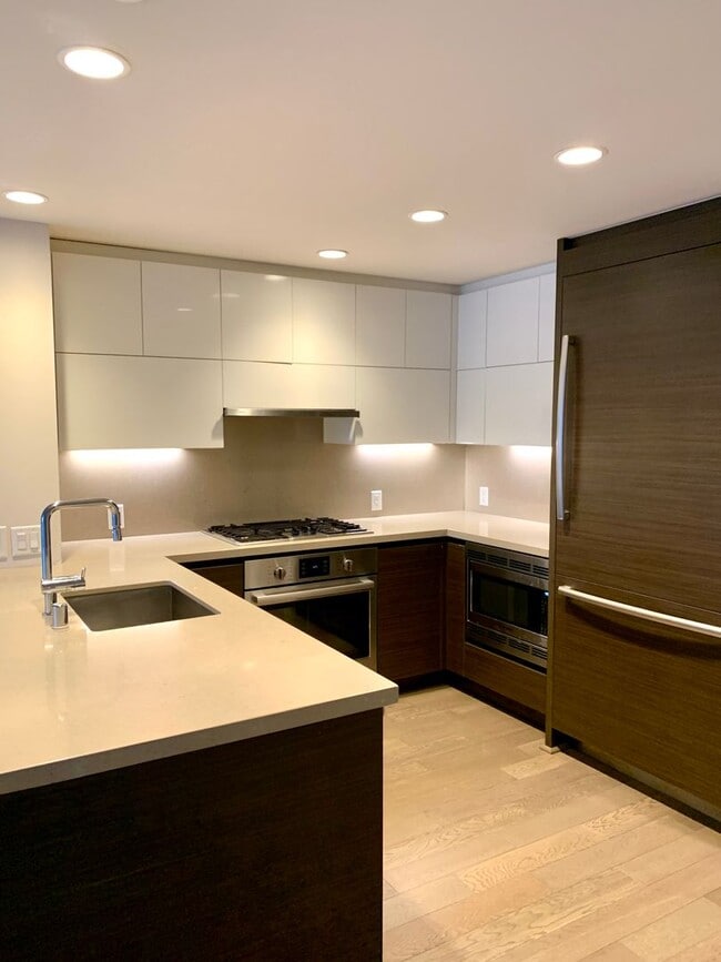Building Photo - Insignia Condominium ~ Belltown/South Lake...