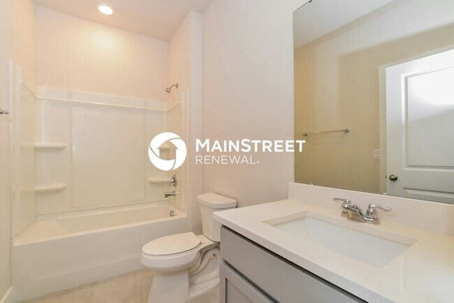 Building Photo - 4 Bedroom Pet-Friendly Home in Deland, FL with Main Street Renewal