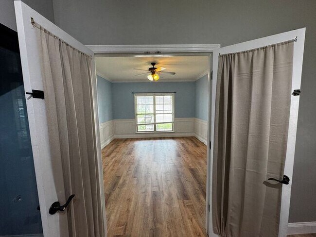 Building Photo - Near Redstone Arsenal Gate 1 with fence, storm shelter and AMAZING spa shower in primary suite