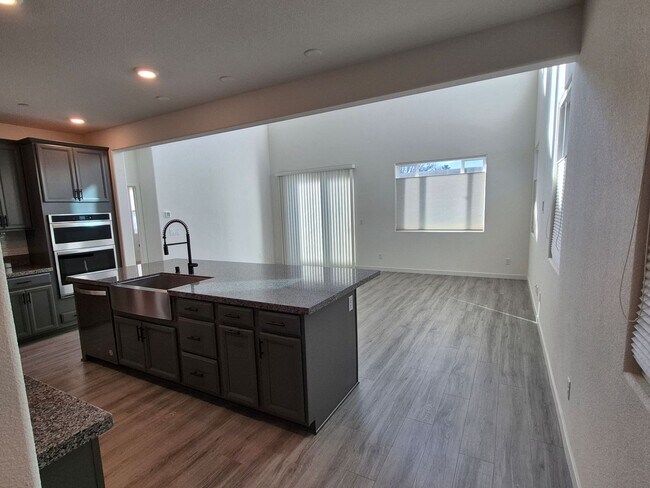 Building Photo - Gorgeous 4 Bedroom 3.5 bath with loft