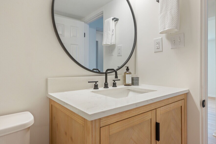 Building Photo - 1002 High Grove Ct