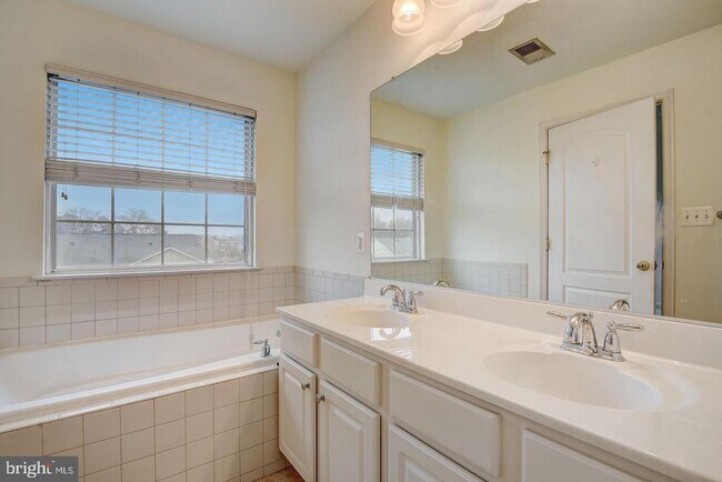 Building Photo - 7111 Beissel Ct