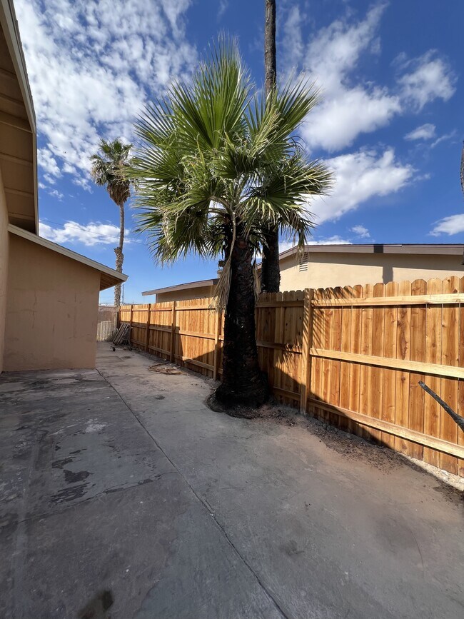 Building Photo - 3608 W Bonanza Rd
