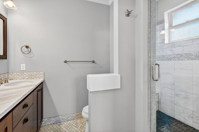 Building Photo - 100 NE Ivy St