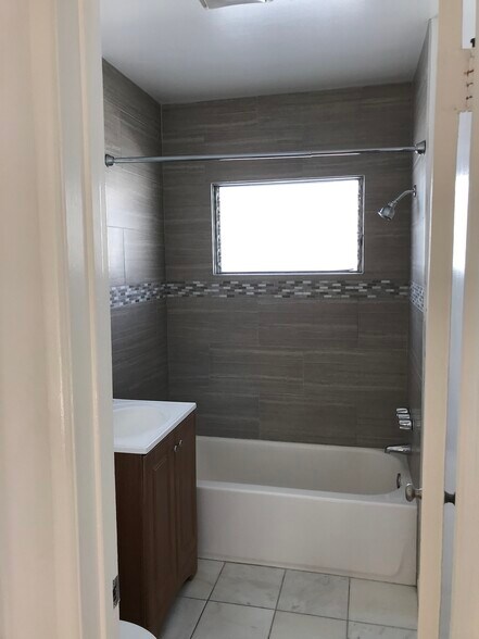 Building Photo - 940 S Venice Blvd