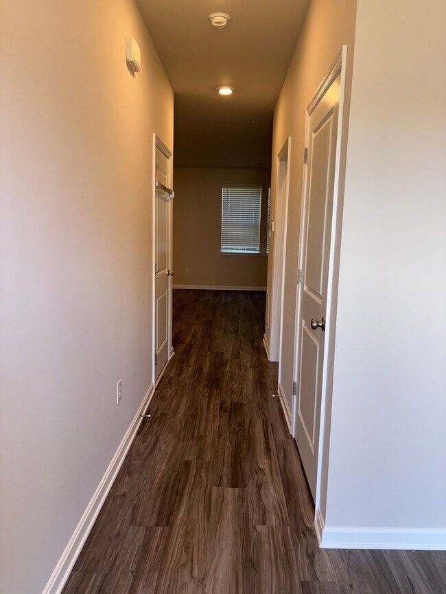 Building Photo - 3 Bedroom 2.5 Bath Townhouse Locust Run Northeastern SD