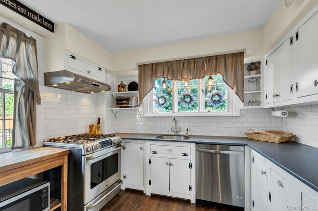 Building Photo - 105 Academy St