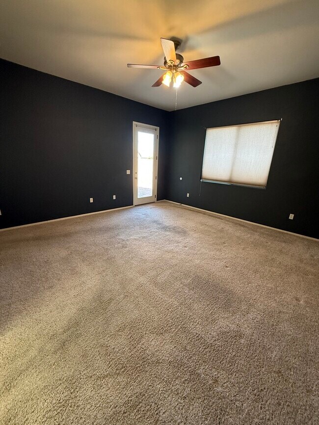 Building Photo - House For Rent