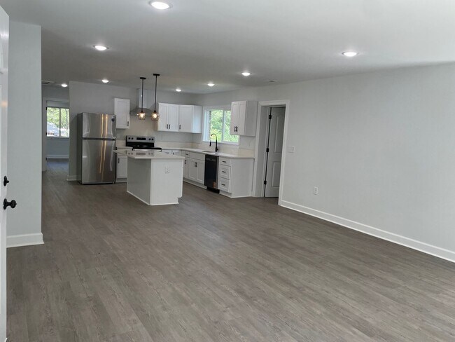 Building Photo - NEWLY REMODLED 3 BED, 2 BATH BRICK HOME LOCATED IN ASHEBORO! $1,750 RENT $1,750 DEPOSIT