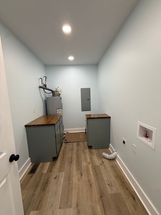 Building Photo - 4 Bedroom 2.5 Bathroom Home Available