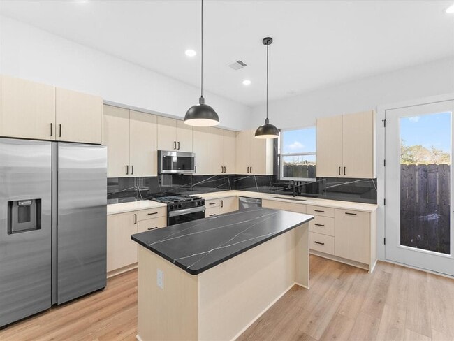 Building Photo - 227 Noras Ln