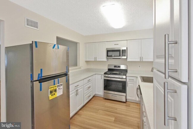 Building Photo - 890 Bayridge Dr