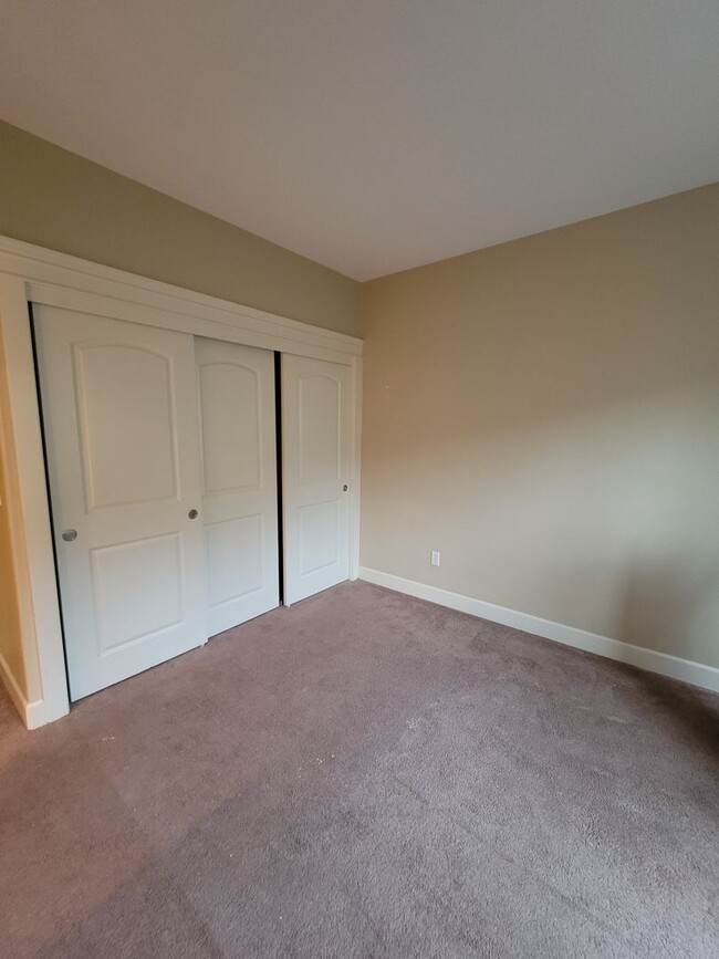 Building Photo - Contemporary Condo in Johns Landing