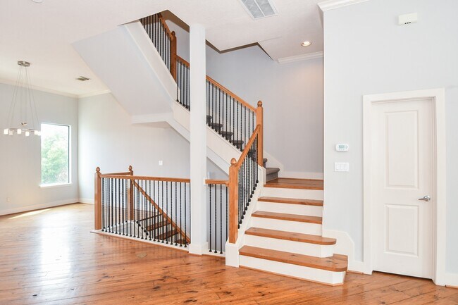 Building Photo - 748 W 16th St