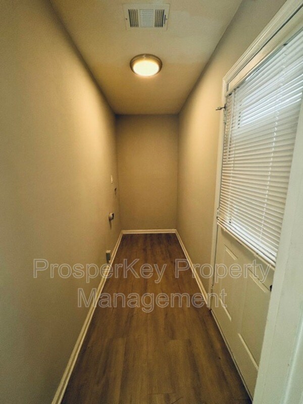 Building Photo - 4814 Fairview Dr