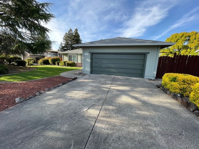 Building Photo - Spacious three bedroom home in desirable Windsor neighborhood!