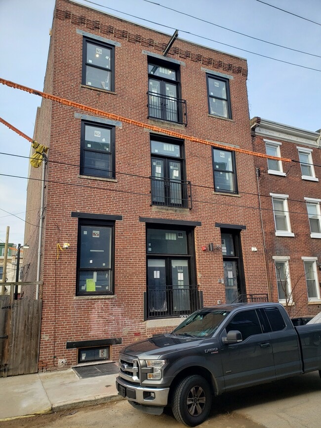 Building Photo - 2737 Cambridge St