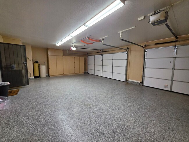 Building Photo - Spacious Home in the Heart of Green Valley