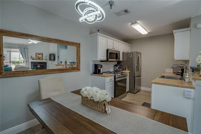 Building Photo - 10263 Gandy Blvd N