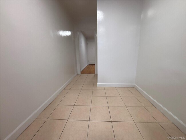 Building Photo - 50 S Middle Neck Rd