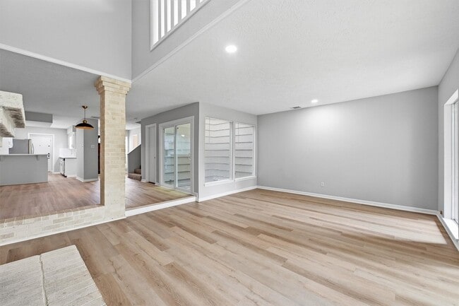 Building Photo - 8001 Rebawood Dr