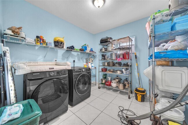 Building Photo - 7565 N Augusta Dr