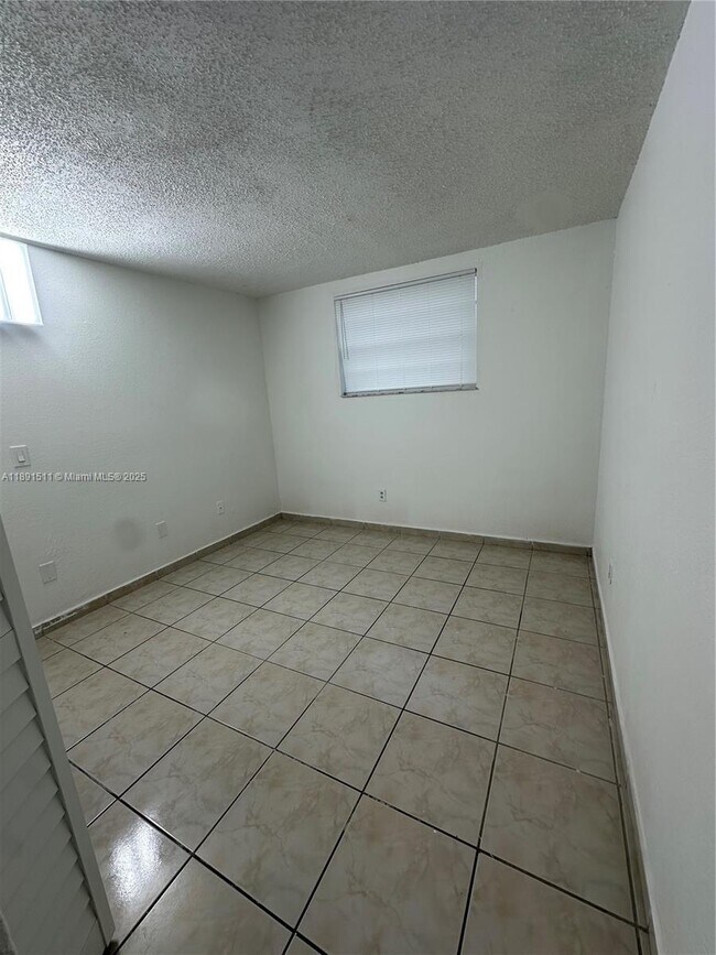 Building Photo - 606 W 81st St