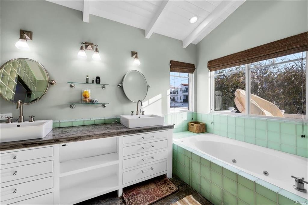 Luxurious master bath w/ jetted tub & steam shower - 206 Avenue H