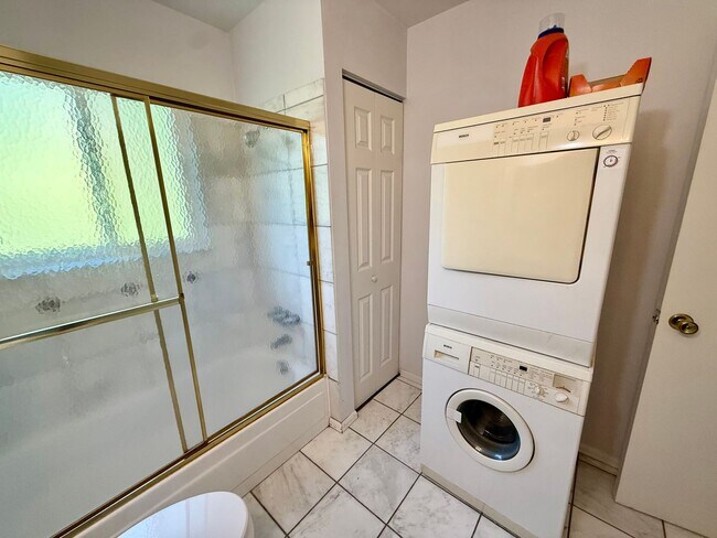 Building Photo - 2136 Springfield Ct