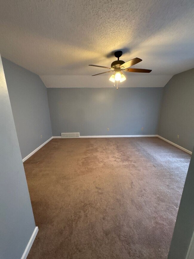Building Photo - Beautiful 3 Bedroom 2 full bathroom home in Collierville
