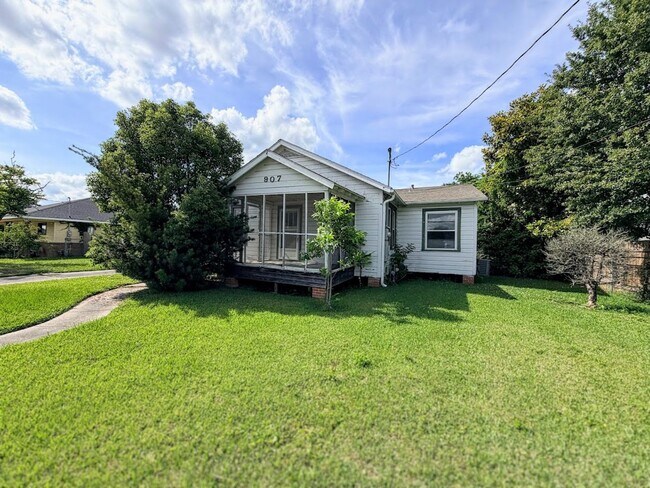 Building Photo - Spacious 4BR Downtown Lake Charles Home - Full of Character