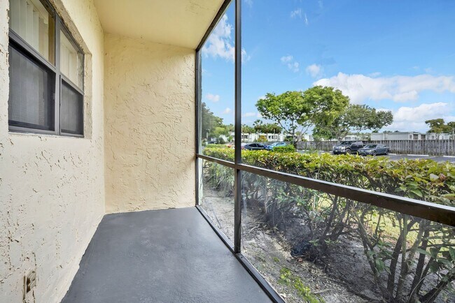 Building Photo - Cozy 2/1 Home in Sunrise!