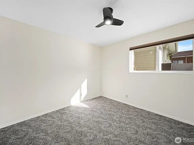 Building Photo - Luxury Home with Views, Maintained Pool and Yard. 5Bed, 3 Bath Great Location