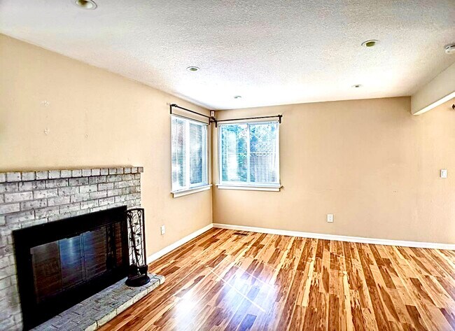 Building Photo - 8010 SE Henry St